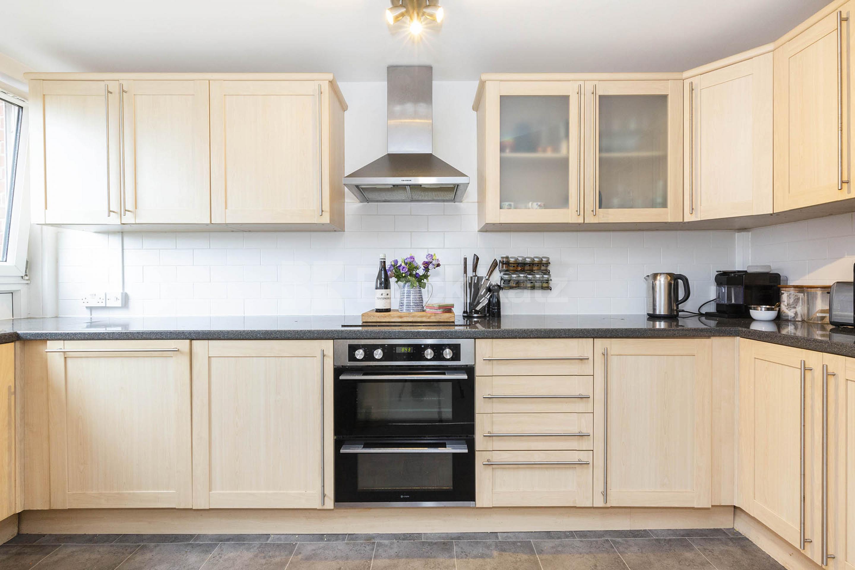 			3 Bedroom, 1 bath, 1 reception Flat			 Crayford Road, Holloway N7